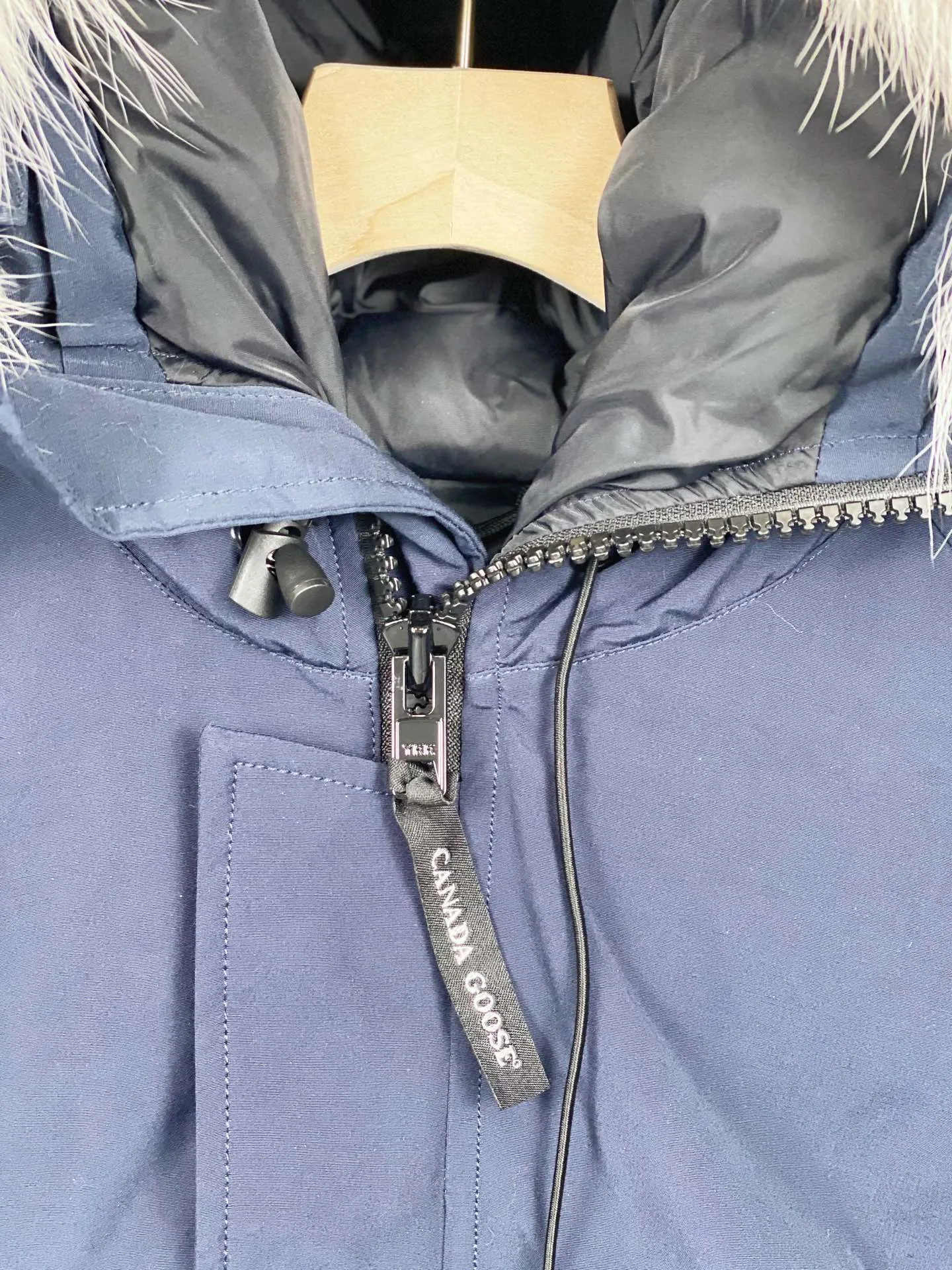 P780 Canada goose/Canada Goose Chilliwack 01 bomber jacket down jacket, authentic original clothing mold, all accessories are customized from the original factory. 💯The softness of the fabric is compared with the original product, and it can be restored by kneading at will (fabric misunderstanding: it is not a high-hardness fabric that is waterproof. Only those who buy the latest authentic version this year will notice the softness and comfort of the fabric) 💯The down is synchronized with the authentic white duck down, fluffy and not clumps, electronically controlled down filling machine. 💯Customized authentic YKK zipper pullers, high hardness and no jamming 💯The fur collar is custom-made from coyote skins in western Canada, the original version has the same origin 💯All workmanship and wiring are controlled by workers with more than ten years of service. They must be horizontal and vertical, and are not crooked. The inner wiring density is more sophisticated. Feel free to compare 💯Goose logo on sleeves, collar label, washed label, hangtag, zipper cord, pocket label, cuff thread, hem thread All details are updated simultaneously with the original product. The best version with the most complete colors. Sizes: XS-XXL (size chart attached below)
